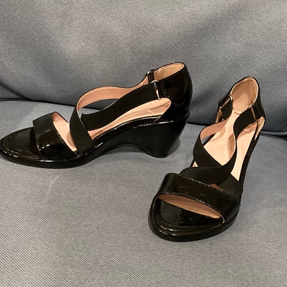 Taryn Rose “Maura” Patent Leather Strappy Wedge Sz 8 In GENTLY used condition - Picture 5 of 5